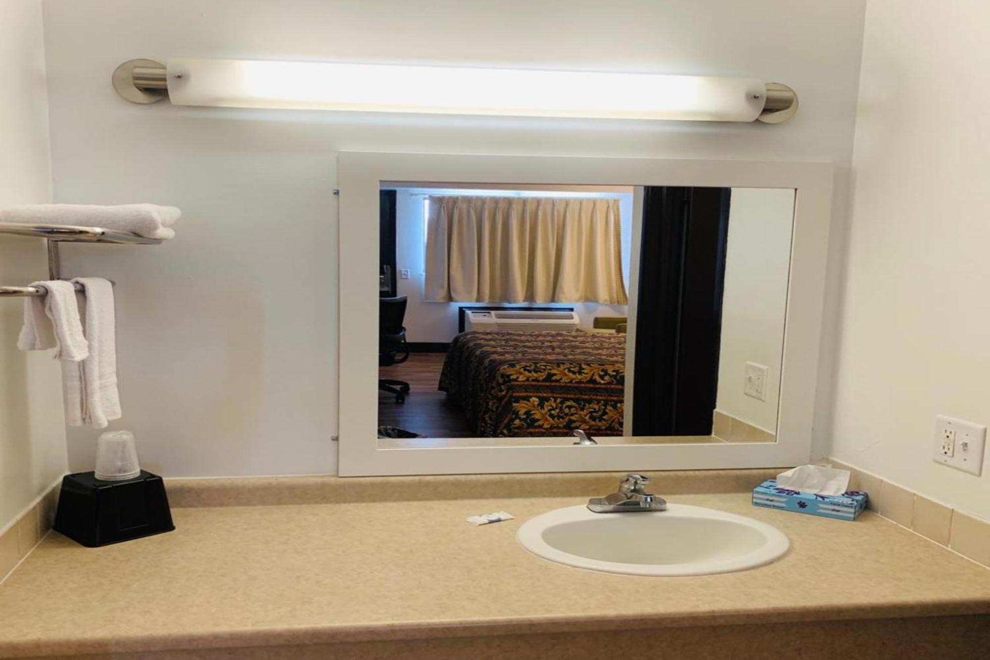 Economy Inn Of Holland Bagian luar foto