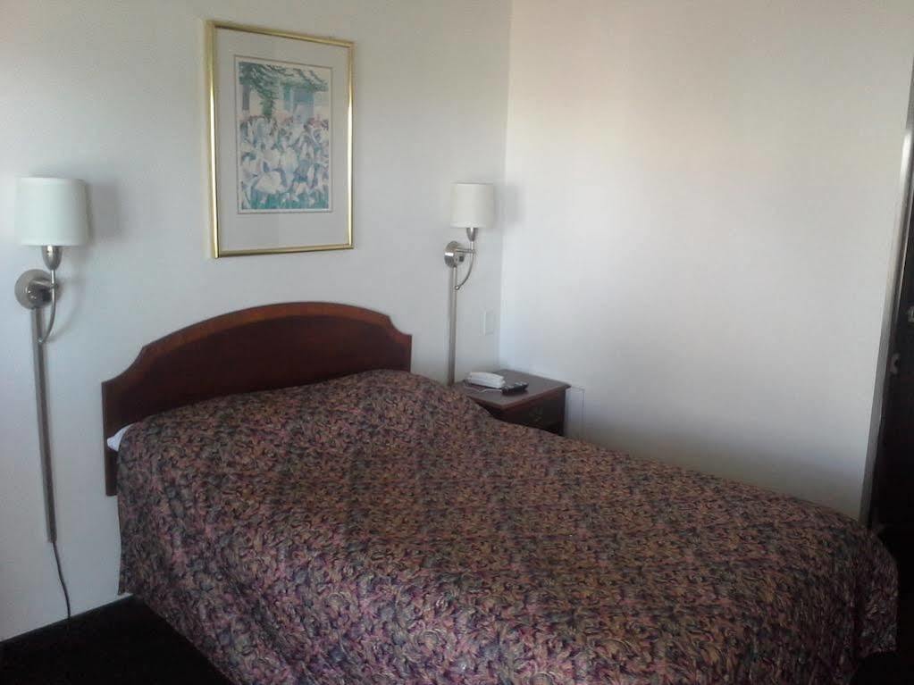 Economy Inn Of Holland Bagian luar foto